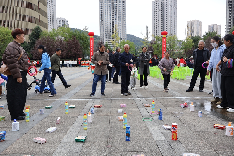 套圈讓大家在輕松玩樂中贏取禮品。王洪婭攝.JPG
