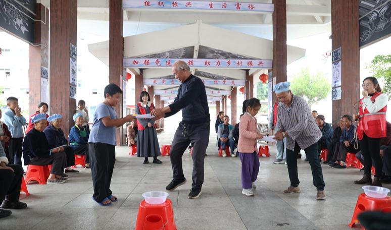 貴州羅甸：大手牽小手 歡樂迎重陽