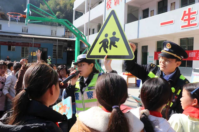 1 圖為執法人員為學生講解標準禁令