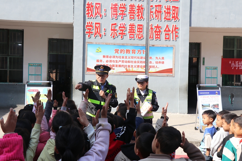 3 圖為托苗小學的學生踴躍參加交通運輸安全知識有獎互動答題環節