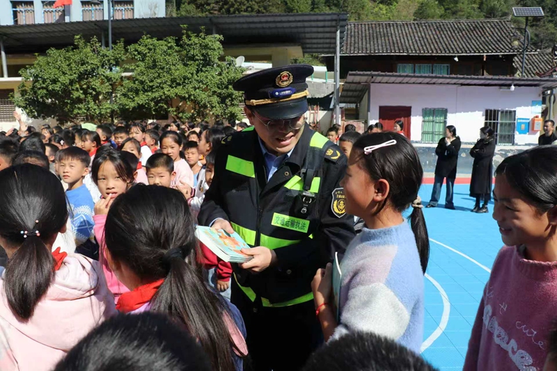 4 圖為執法人員和小學生一起學習交通運輸安全知識
