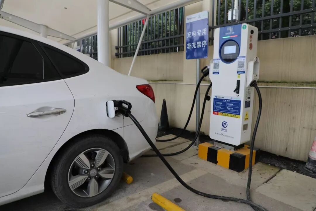 圖為：安裝充電樁