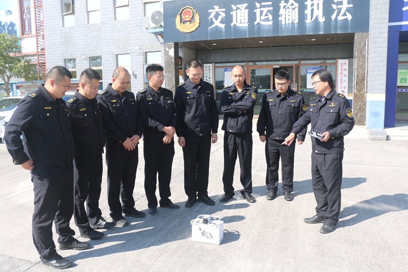 組織大隊執法人員開展無人機操作培訓.JPG
