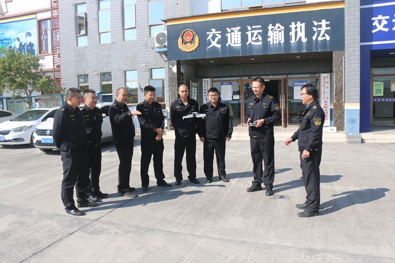 組織大隊執法人員開展無人機操作培訓.JPG