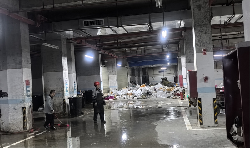 工作專班暗訪網友留言反映小區垃圾遍地情況屬實。