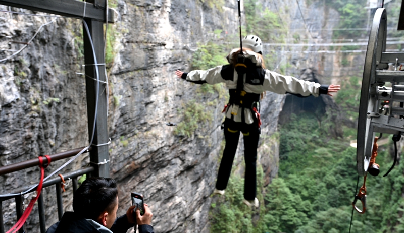圖為：游客蕩秋千