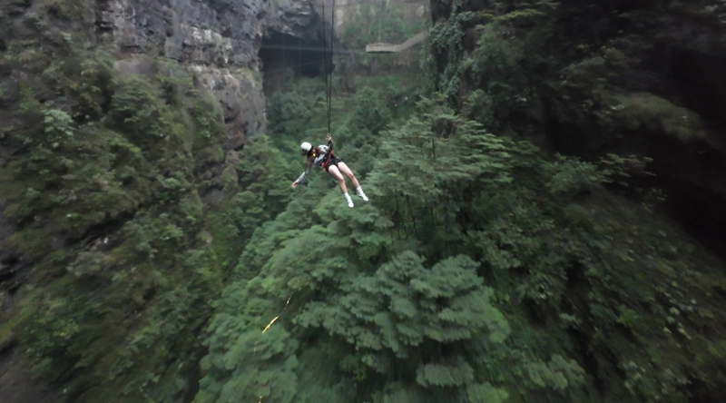 圖為：游客蕩秋千體驗