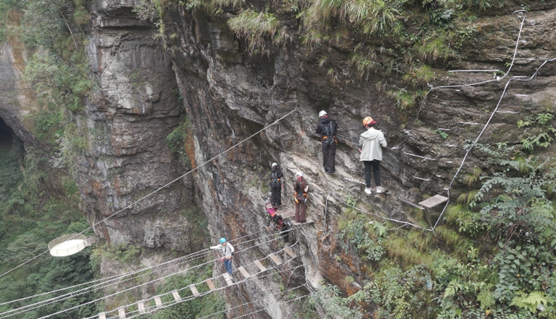 圖為：游客攀巖