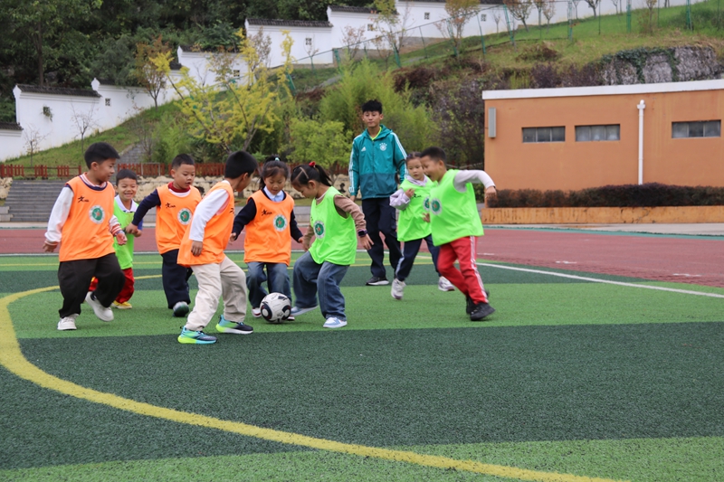 3 、普定縣第四小學四小校區第四屆“陽光杯”校園足球聯賽現場。普定縣第四小學供圖.jpg