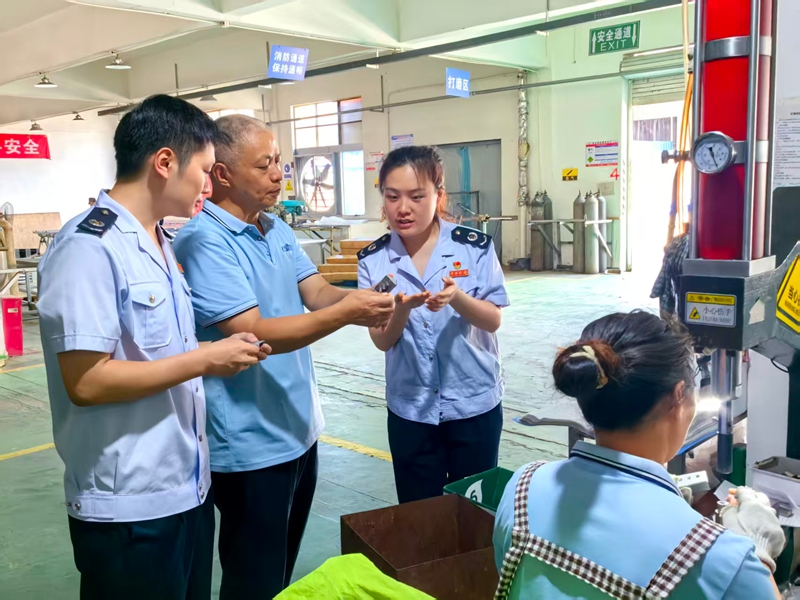 近日，國家稅務總局金沙縣稅務局組織青年干部到外貿企業進行走訪，圖為星原意力發工作人員為稅務干部介紹該企業產品生產情況。（攝：童霖）.jpg
