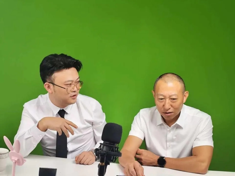 李陽（左邊）工作照。