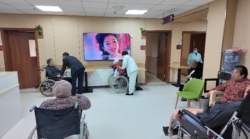 康養中心內老人們正專心的看電視。稅會靜 攝.jpg