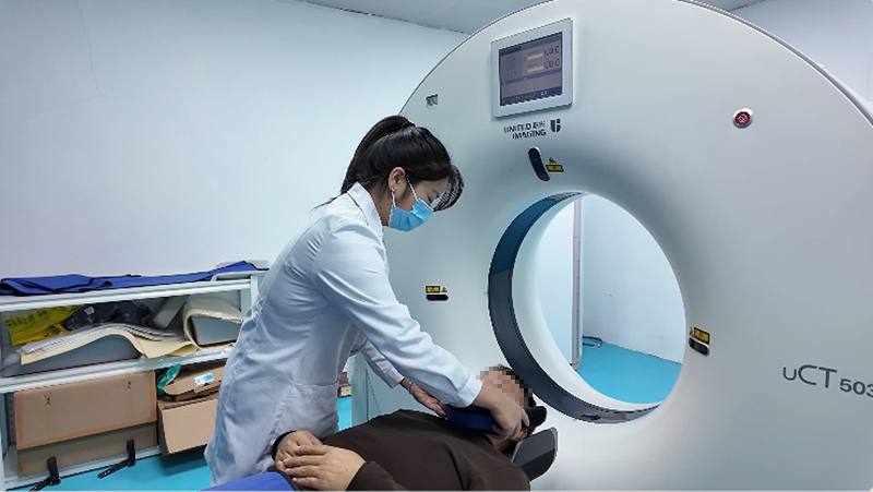 康養中心醫生為患者做CT檢查。稅會靜 攝.jpg