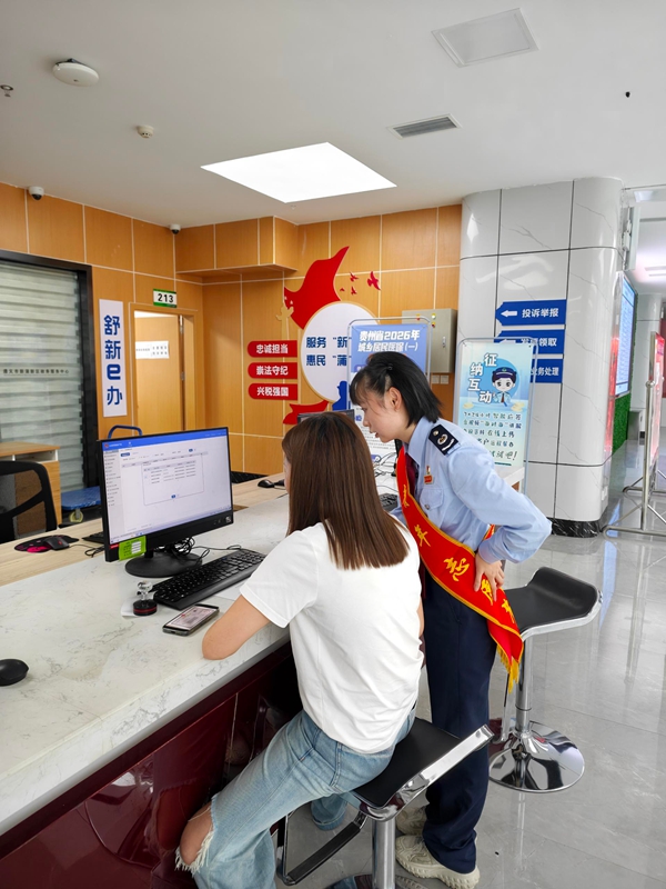 新蒲新區稅務局工作人員輔導納稅人“網上辦”。 徐靜嵐供圖.jpg