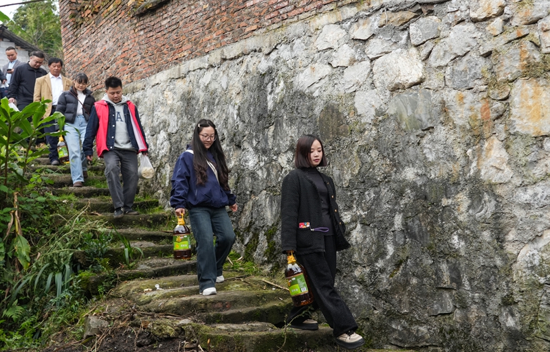 2025年10月29日，貴州省畢節市納雍縣文昌街道珙桐社區，志愿者給行動不便的老年人送物資。 楊英攝