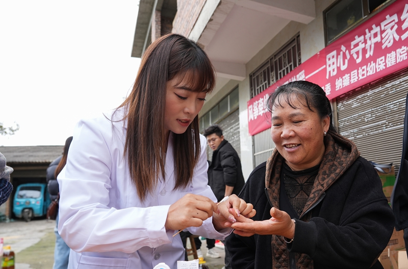 2025年10月29日，貴州省畢節市納雍縣文昌街道珙桐社區，縣婦幼保健院醫護人員入戶為老年人測血糖。 楊英攝