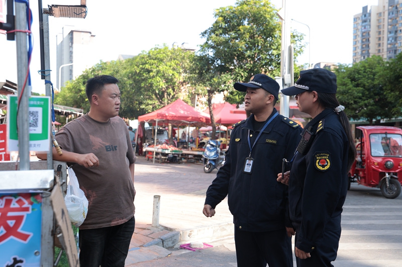 執法人員引導流動攤販到指定地點售賣.jpg