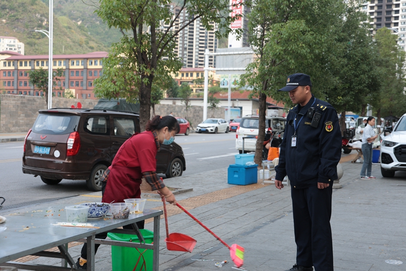 執法人員引導攤販打掃衛生.jpg