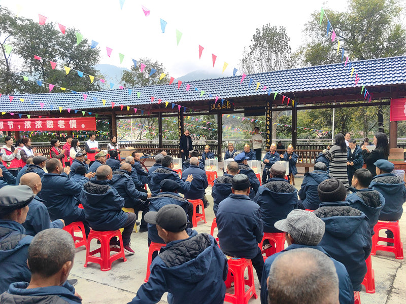 石阡縣民政局和花橋鎮精心策劃花橋敬老院院民的”集體生日會“。