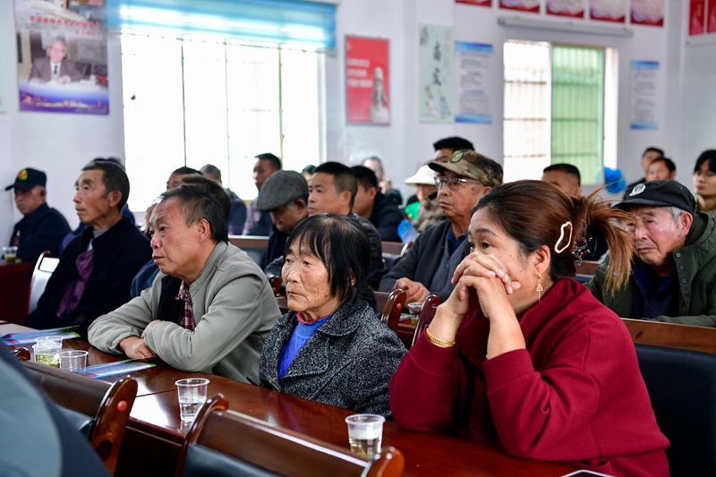 2、 旁聽村民認真觀摩庭審。.jpg