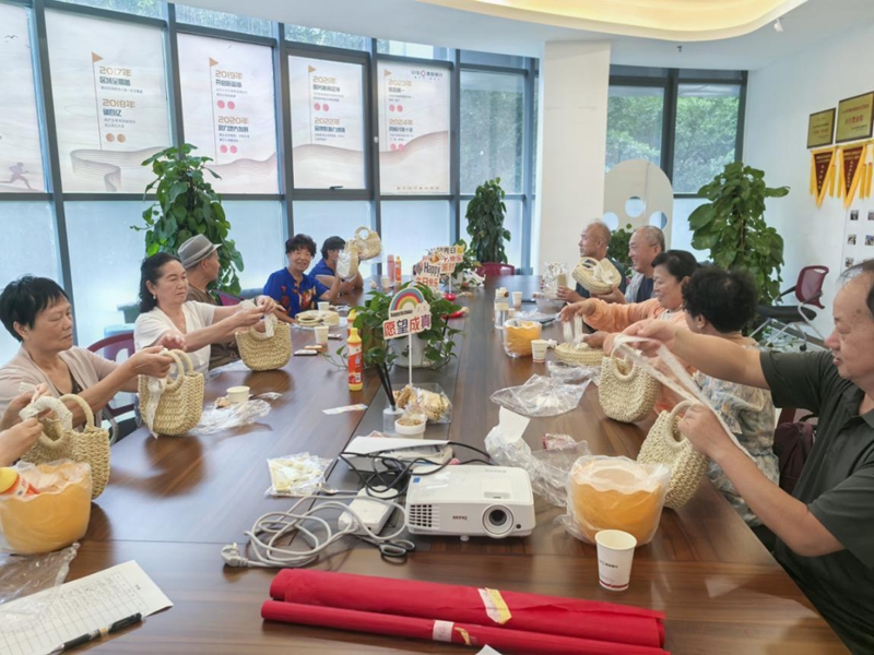 手工編織包包DIY活動現場。貴陽銀行黔西南分行供圖