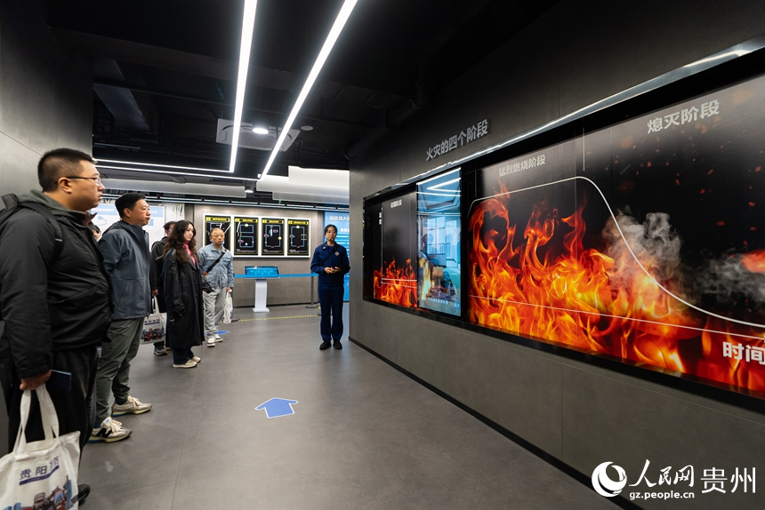 參觀者在科普教育館內了解火災的四個階段。人民網記者 涂敏攝