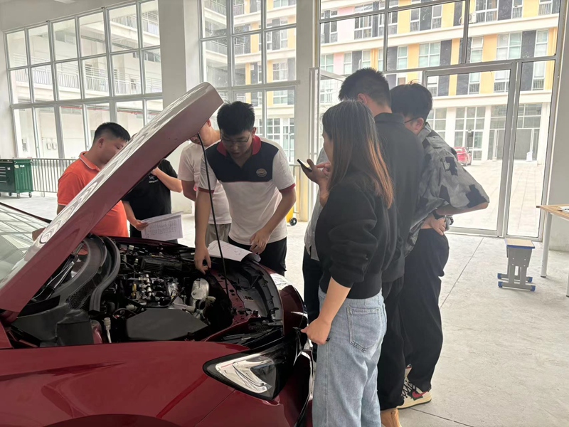 4王清揚對從江職校老師進行專項培訓