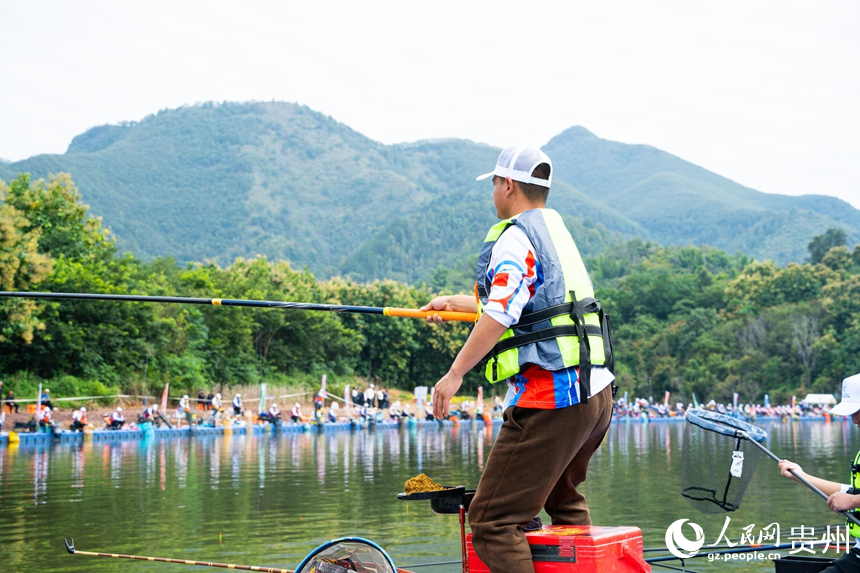 選手揮竿拋線。人民網 陽茜攝