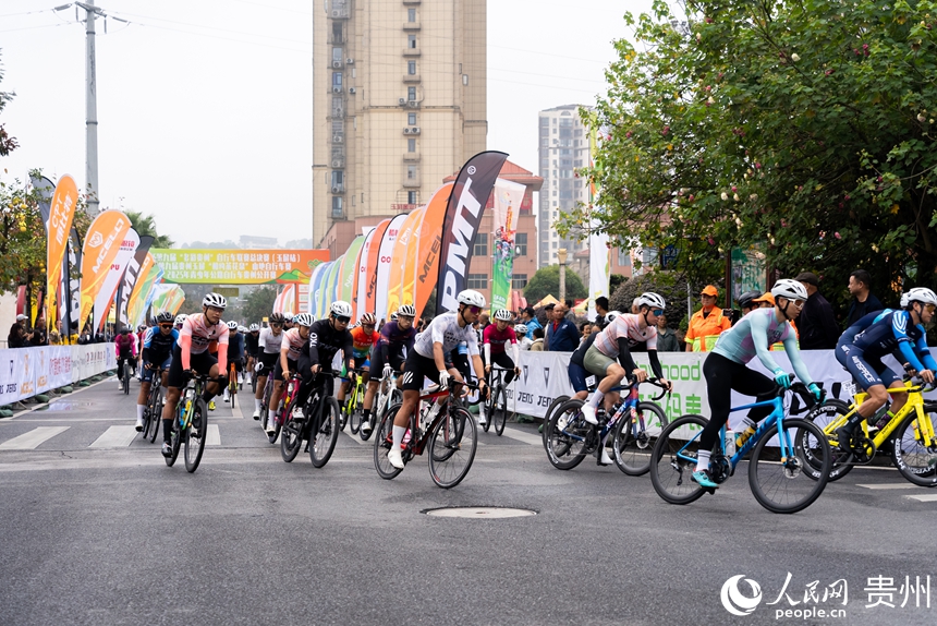 2025第九屆“多彩貴州”自行車聯賽總決賽比賽現場。人民網記者 涂敏攝