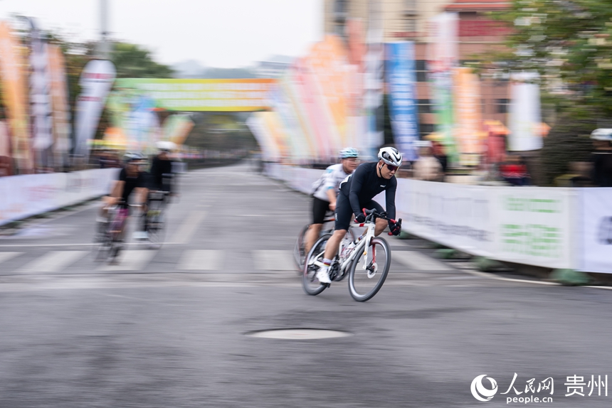 男子公路精英組項目比賽現場。人民網記者 涂敏攝