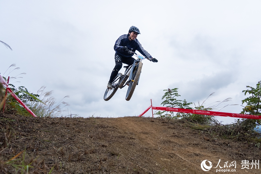 速降賽比賽現場，運動員高高躍起。人民網記者 涂敏攝