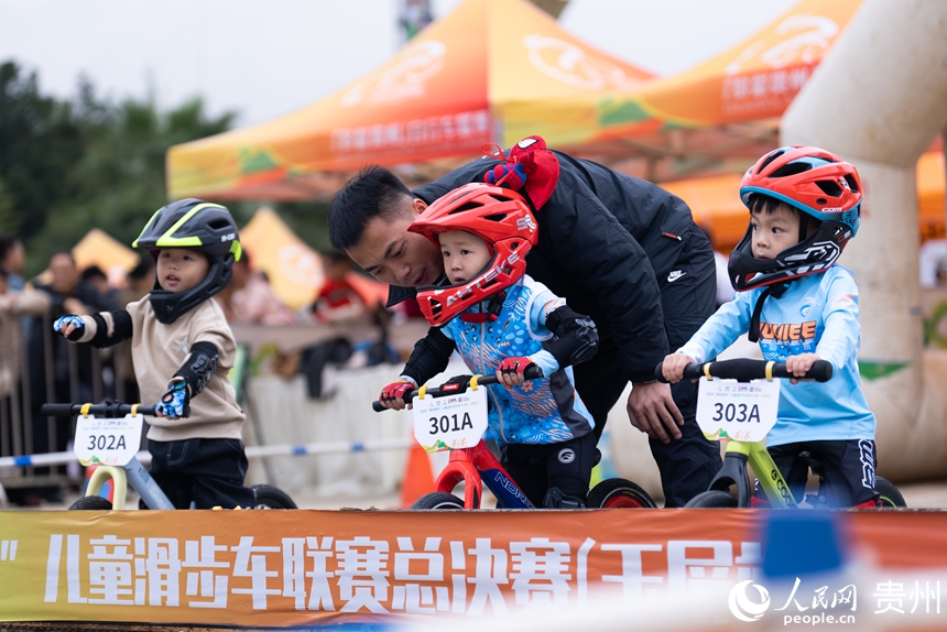 兒童滑步車項目比賽現場，教練在賽前與參賽小朋友溝通比賽注意事項。人民網記者 涂敏攝