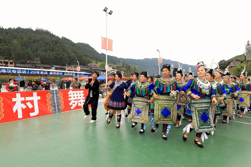 4、比賽間隙的“貴州村舞”表演。 楊展凌攝