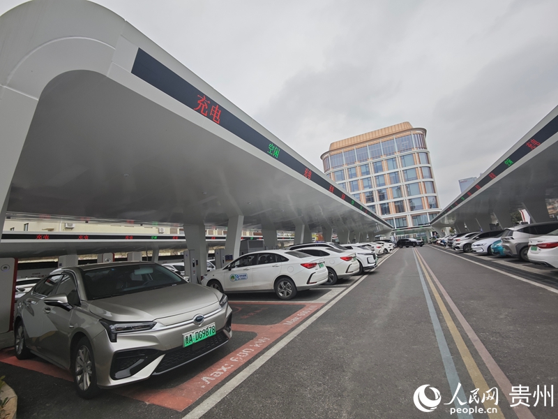 貴陽泉湖公園超充站。人民網 黃小桃攝