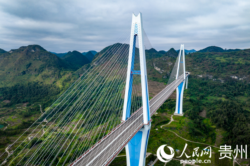 航拍平塘特大橋。人民網記者 涂敏攝