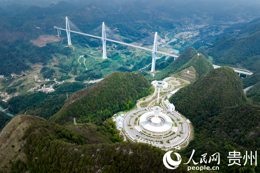 航拍平塘特大橋與“天空之橋”服務區。人民網記者 涂敏攝