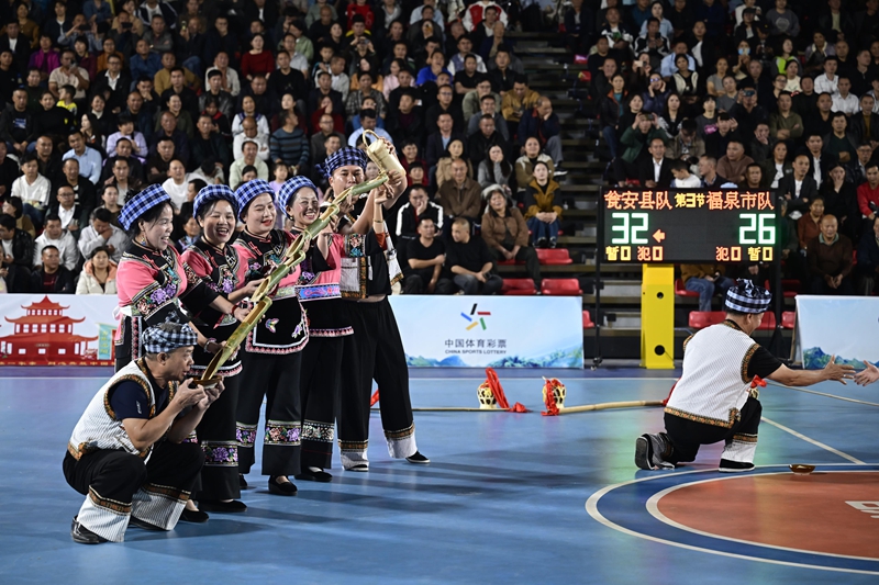 中場休息時，群眾在表演節目。