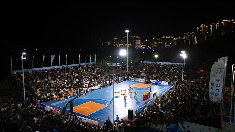 中場休息時，群眾在表演節目。