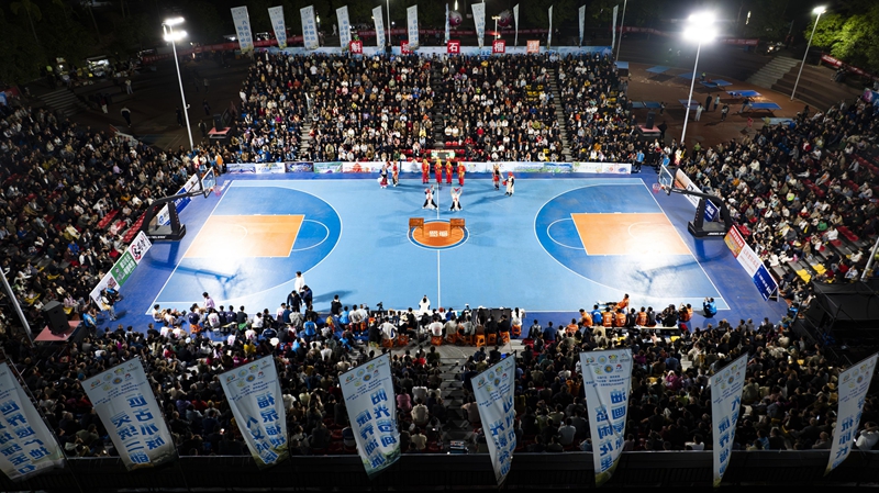 中場休息時，群眾在表演節目。