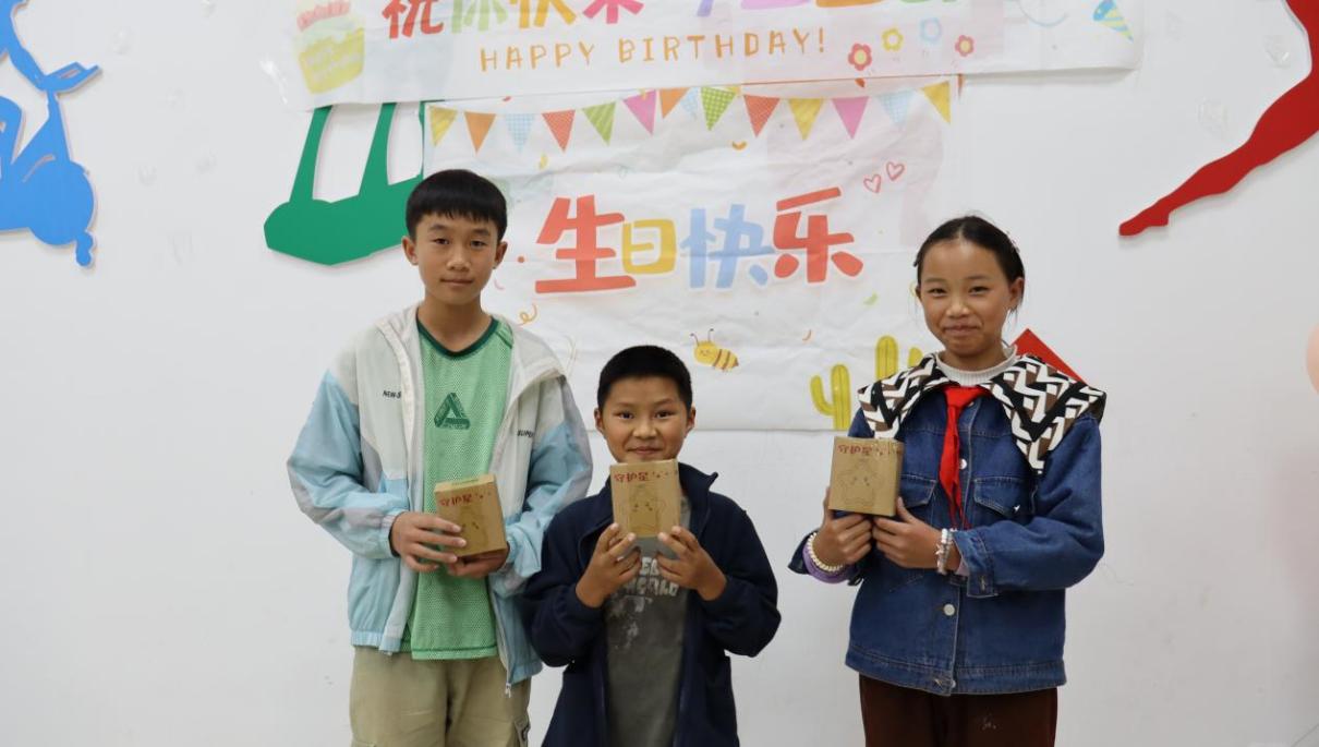 領取比賽紀念禮物。