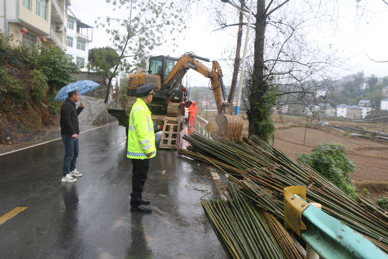 清理公路堆積物。