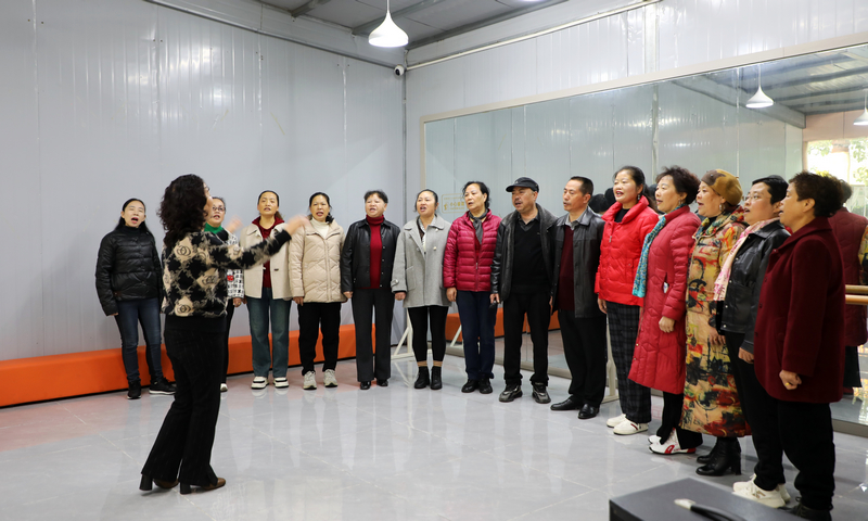 老年人聚在一起練習合唱。