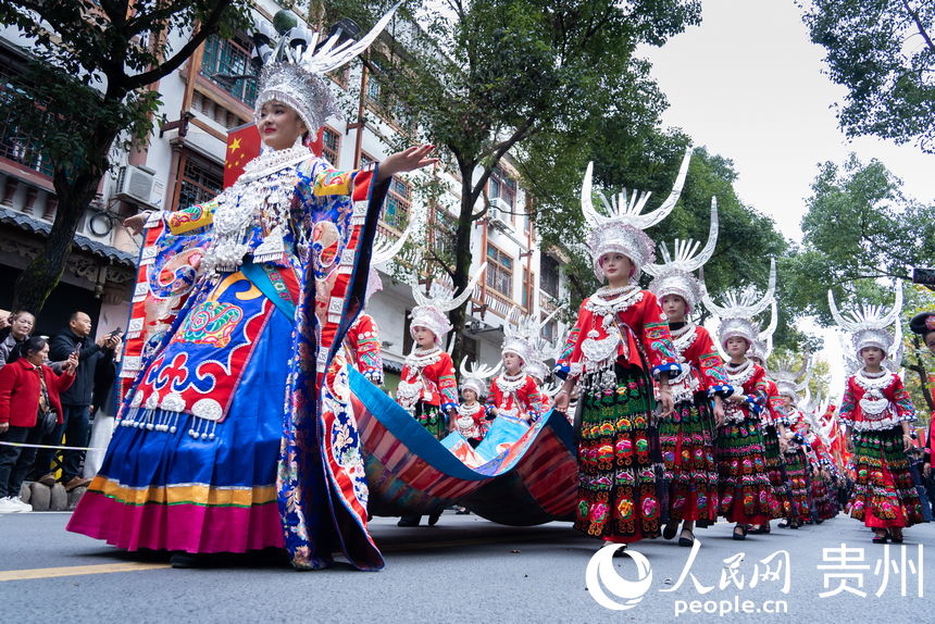 2025中國·雷山苗年非遺巡游現場。人民網記者 涂敏攝