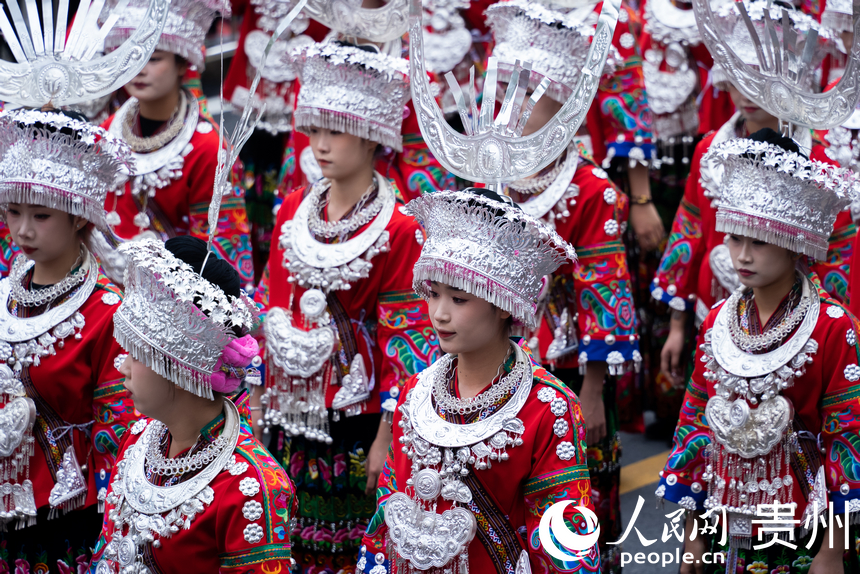 非遺巡游中，身著盛裝的苗族女孩。人民網記者 涂敏攝