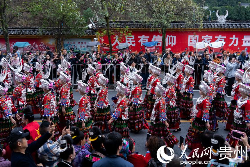 2025中國·雷山苗年非遺巡游現場。人民網記者 涂敏攝