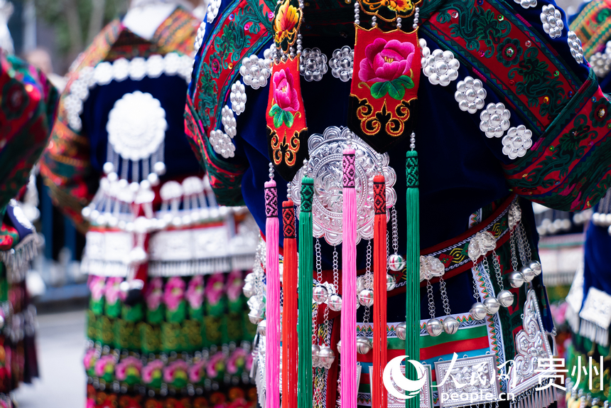 非遺巡游隊伍中的精美服飾。人民網記者 涂敏攝