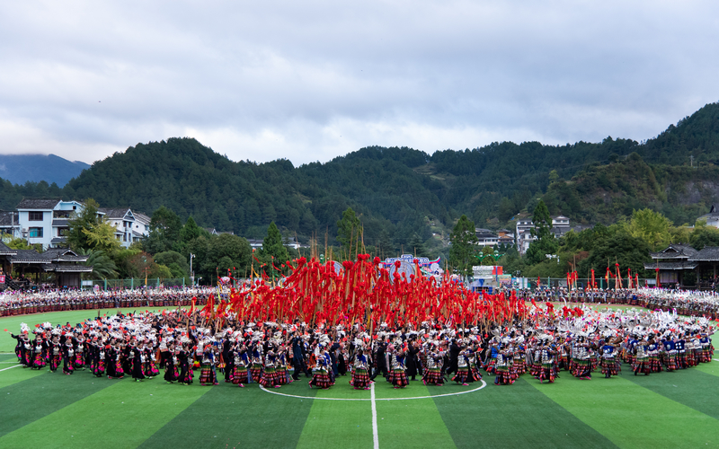 貴州雷山：盛裝巡游慶苗年