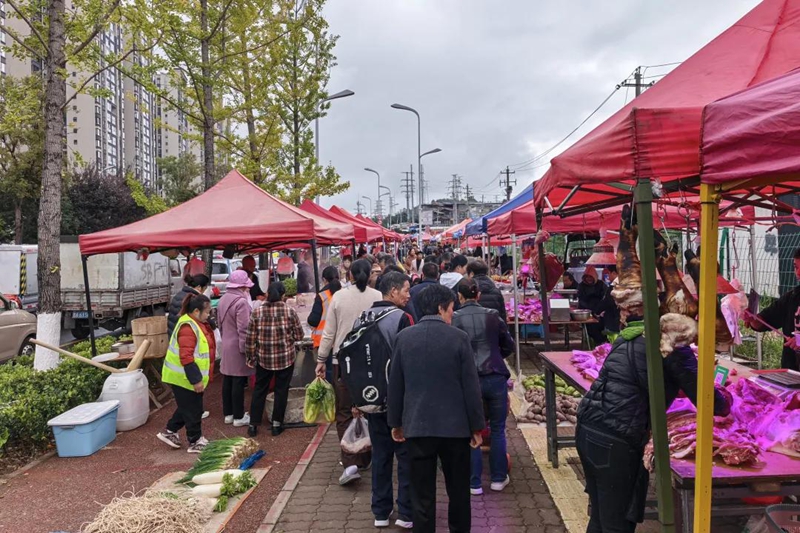 3、整治前，人行道、車行道被占用嚴重。