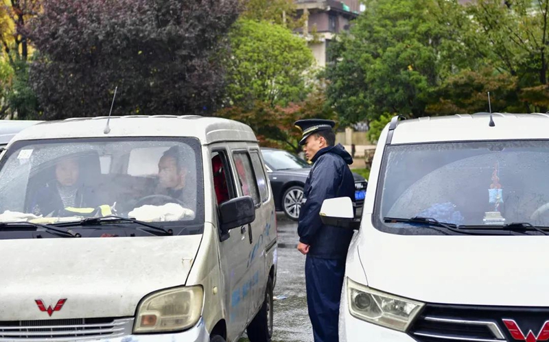 4、工作人員引導車輛規范停放。