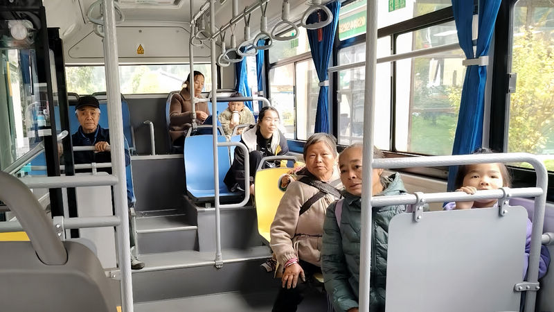 市民正在乘坐健康直通車。